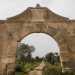 Da qui imbocchiamo strada Rurale Tresca. Dopo 400 metri ecco stagliarsi sulla destra il monumentale arco in pietra che segna lingresso di quella che  senza dubbio la masseria abbandonata pi sontuosa di tutta la citt: Villa Lamberti